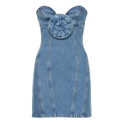 Vestido Corto De Denim Con Flor