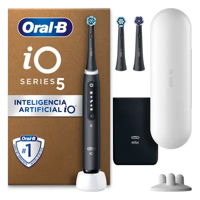 Oral-B iO 5  Pack de Cepillo Eléctrico Negro con 3 Recambios y estuche de viaje blanco