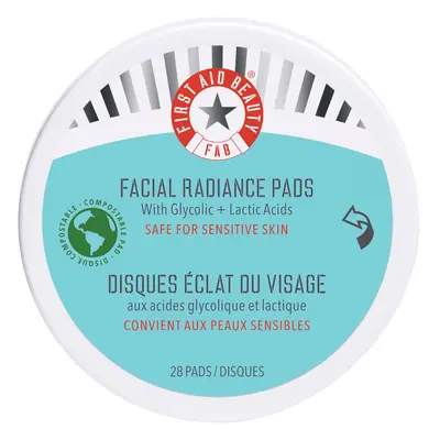 Discos faciales iluminadores con ácido glicólico y láctico de First Aid Beauty en tamaño viaje